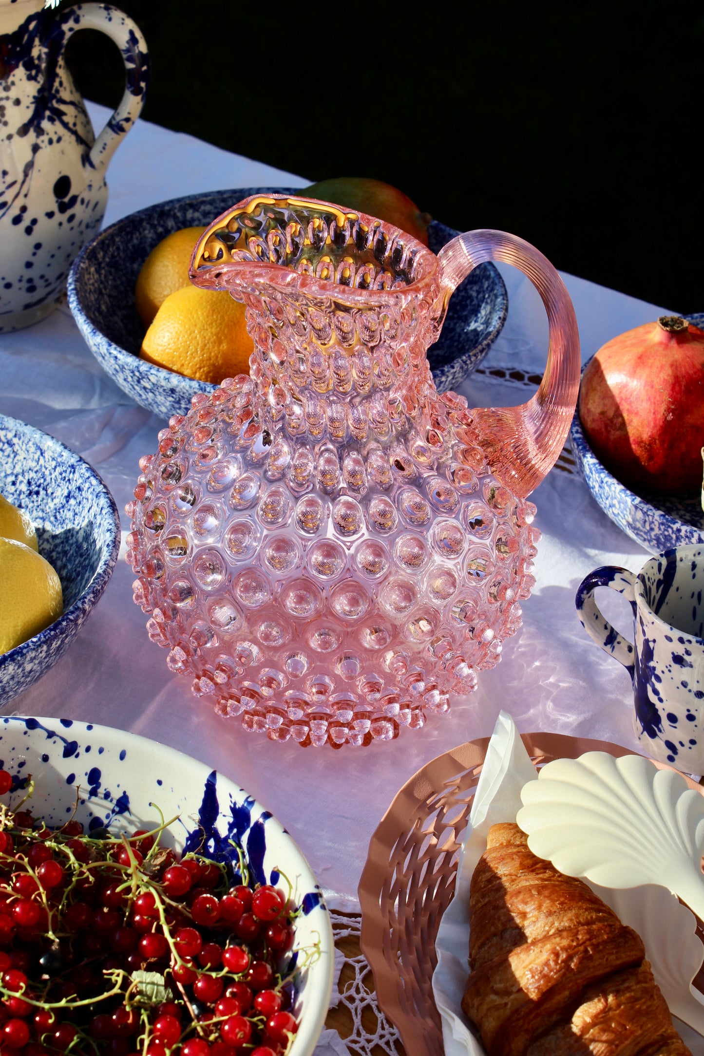 Skleněný džbán Hobnail růžový